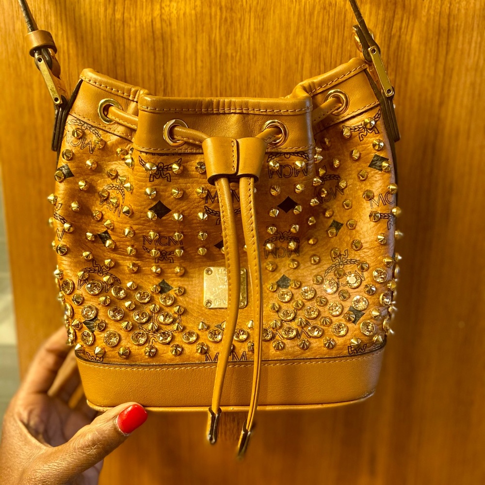 💚🔥 MCM Bucket Bag w/Studs 💫